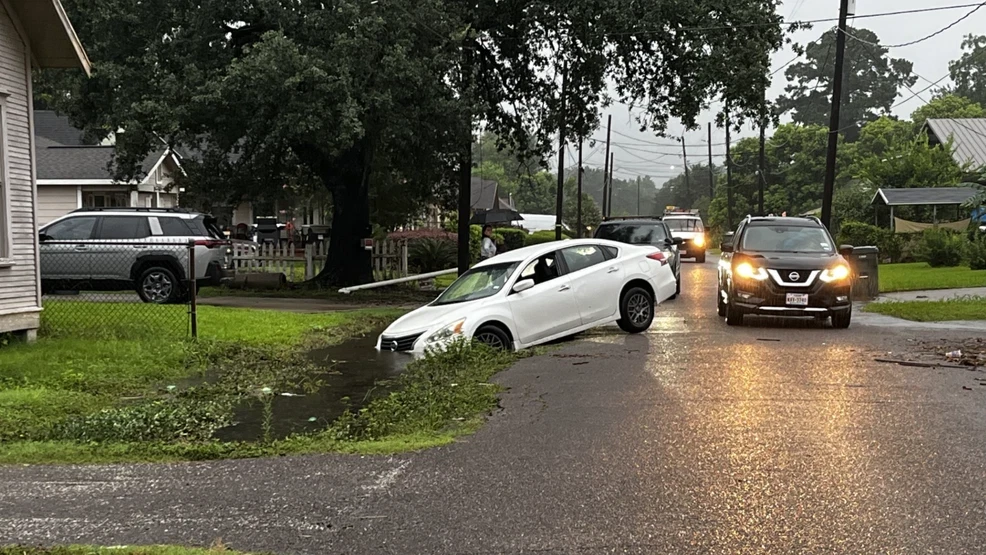 WEATHER ALERT: Heavy rain leads to street flooding, accidents in Southeast Texas